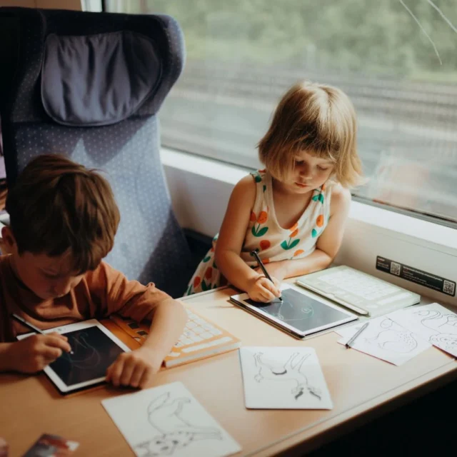 KIDY WOLF piešimo knygos su LCD EKRANU puikus pasirinkimas keliaujant, idealiai tinka kūrybiškumui ir savarankiškam mokymuisi skatinti.

KIDYDRAW-MINI padeda pagerinti rankų ir akių koordinaciją, bei koncentraciją dėl iliustracijų perkėlimo.

KIDYDRAW-MINI skatina kūrybiškumą su 30 perkeliamų iliustracijų, leidžiančių vaikams kurti unikalius meno kūrinius. Knyga kompaktiška, tad puikiai tinka nešiotis kuprinėse. 

Ieškote idėjų, kuo užimti vaikus keliaujant? Štai vienas iš pasirinkimų - KIDYWOLF piešimo knyga su LCD ekranu. 

Dinozaurai, kosmosas, piratai ir undinėlės ar pasaulio gyvūnai?Kurį renkaties Jūs ?
🌌🏴‍☠️🦁🦕🧜‍♀️
#kididrawmini #piesimoknygasulcdekranu #knygasulcdekranu #vaikiskapiesimoknyga #kidywolf #kidywolftoys #bunnytail_lt #krautuvelevaikamstaurage