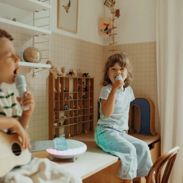 Ar jūsų vaikams patinka dainuoti, tikriausiai atsakymas bus - tikrai taip! 

🎶 Ši spalvinga ir lengvai valdoma kolonėlė leidžia klausytis mėgstamų dainų ir kartu dainuoti su esančiais mikrofonais. 
🎶 Ypatingas patogumas – mikrofonus galima saugiai ir tvirtai įstatyti tiesiai į kolonėlės korpusą, todėl jie visada bus po ranka. 
🎶 Tai puikus žaislas, skatinantis kūrybiškumą, muzikinį klausą ir drąsą pasirodyti!

🎤 Tai smagus ir patogus būdas mažiesiems pradėti savo muzikinę kelionę!

#kidywolfmusic #muzikinekolonele #kolonelesumikrofonais #vaikiskasmikrofonas #krautuvelevaikamstaurage #musikosgrotuvasvaikams #bunnytail_lt #DovanaVaikui